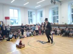 Přespání ve škole-Cesta kolem světa za 192 dnů